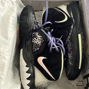 kyrie 6 Asia basketball shoes, size 7 in mens/8.5 in womens.